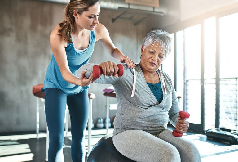 Entrenamiento de entrenamiento con pesas de 20 minutos para personas mayores