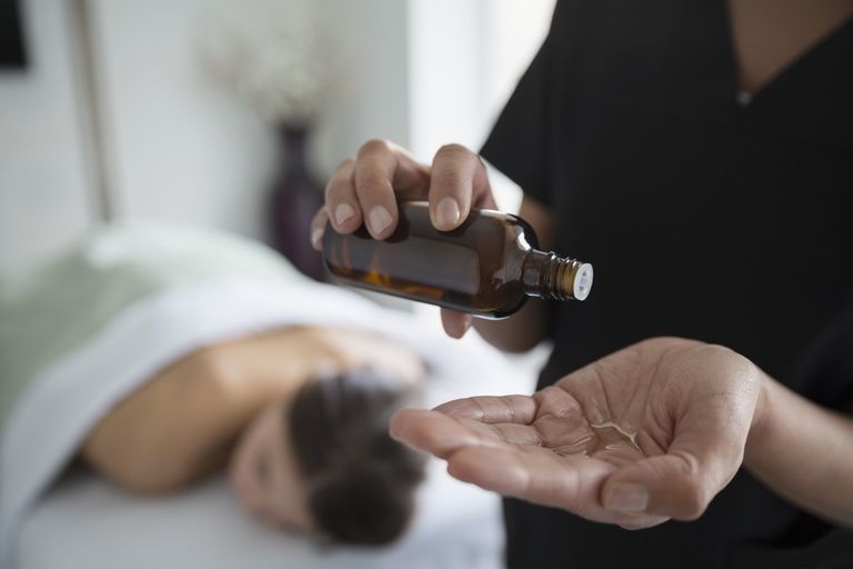 5 Los mejores aceites de masaje según los terapeutas de masaje