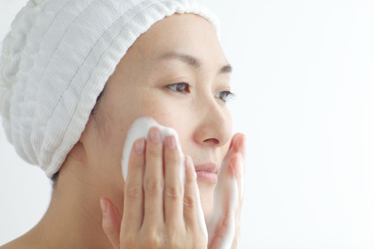 Los 6 mejores limpiadores faciales para la piel grasosa y propensa al acné