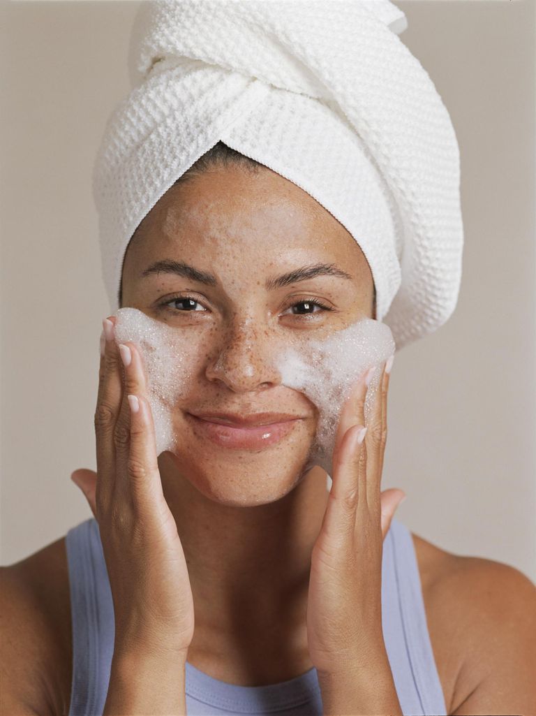 Cuidado de la piel del acné durante el verano