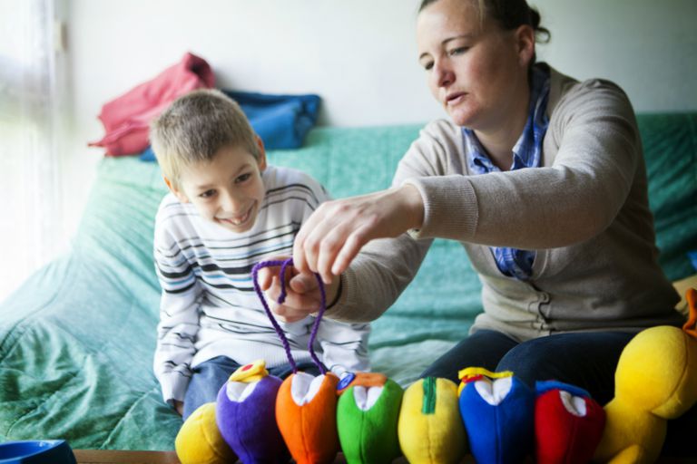 Conviértete en el terapeuta de autismo de tu hijo a través de Repensar primero