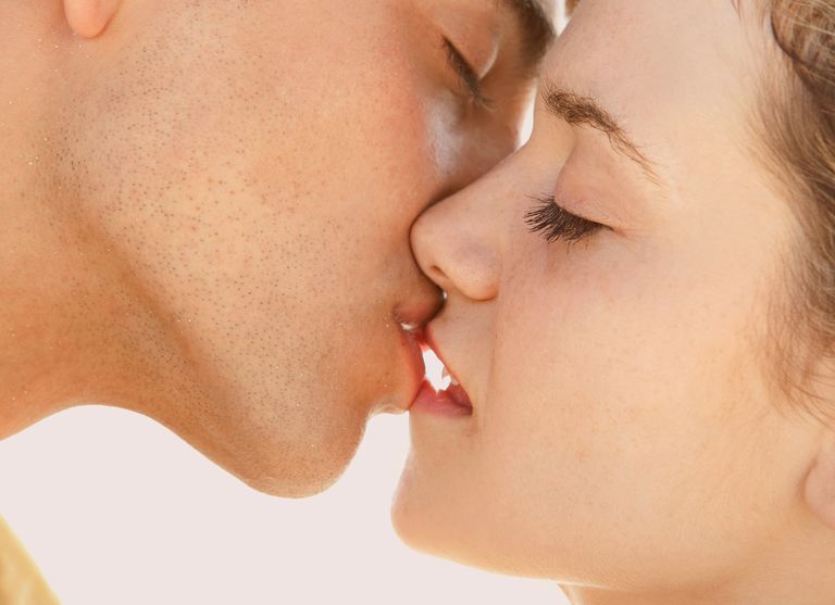 ¿Puedo contraer el VIH al besarme?