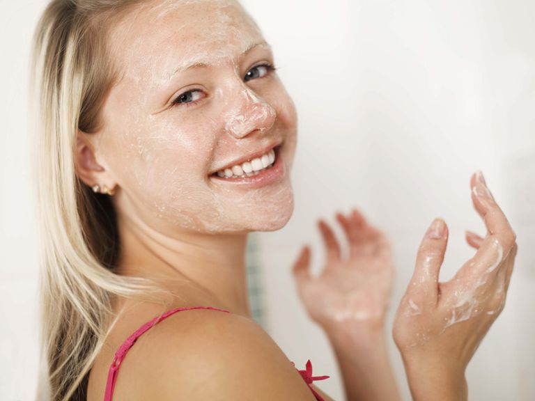 Consejos de limpieza para la piel propensa al acné