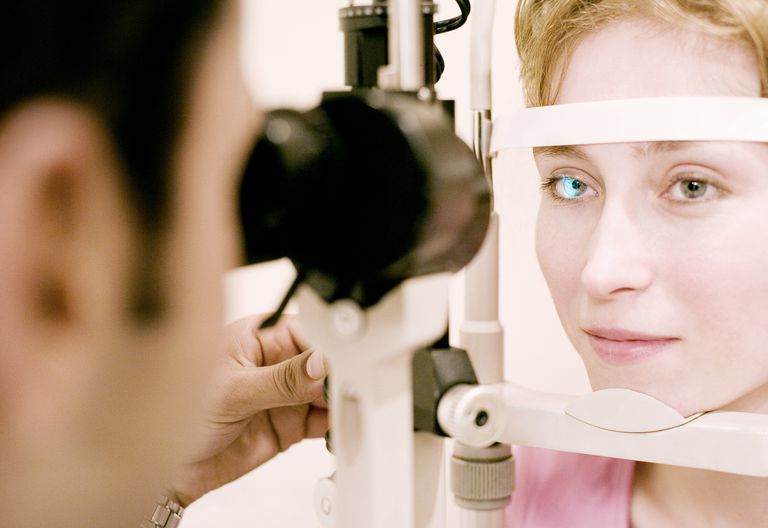 Salud ocular ha La turbidez corneal describe una apariencia turbia u opaca de la córnea. La córnea es la ventana frontal clara del ojo. Es la parte del ojo que transmite y enfoca la luz en el ojo. La córnea es una estructura bastante compleja que tiene cinco capas. Si esta parte de su ojo se daña debido a una enfermedad, infección o lesión, la cicatrización puede interferir con su visión al bloquear o distorsionar la luz cuando entra al ojo.