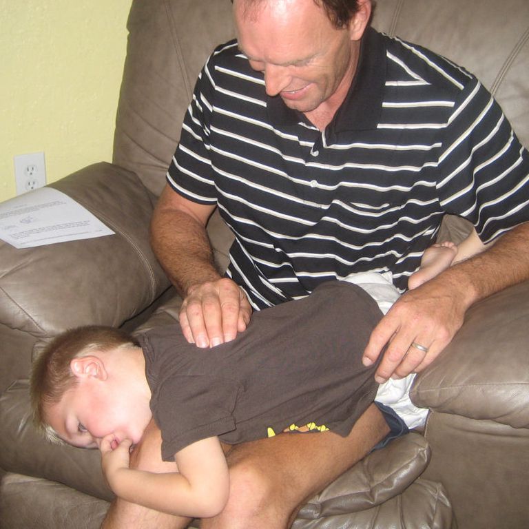 Cómo hacer la fisioterapia torácica en un niño menor de cinco años F Fibrosis quística Physical Terapia física en el pecho (CPT, por sus siglas en inglés) usa una técnica llamada