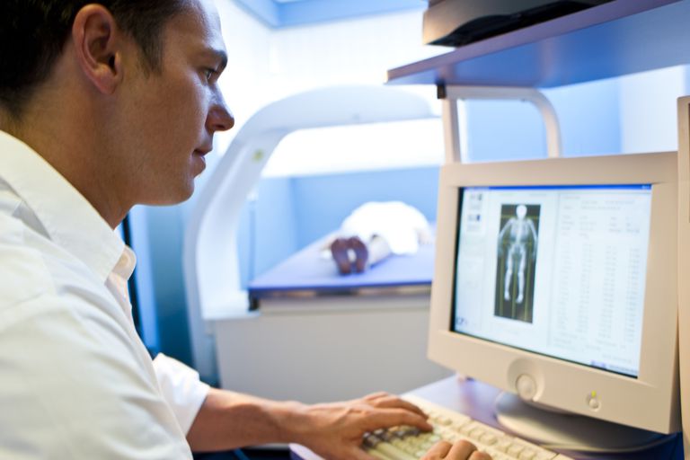 DEXA Scan evalúa la densidad ósea y el riesgo de osteoporosis