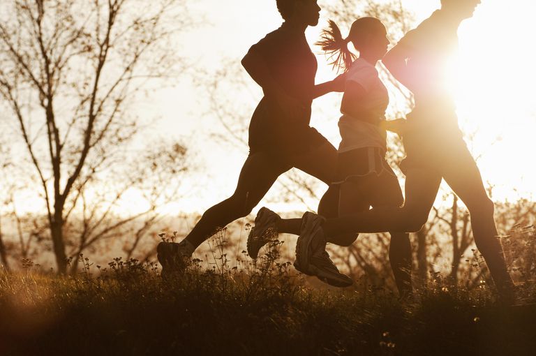 ¿Correr quema más calorías que caminar?
