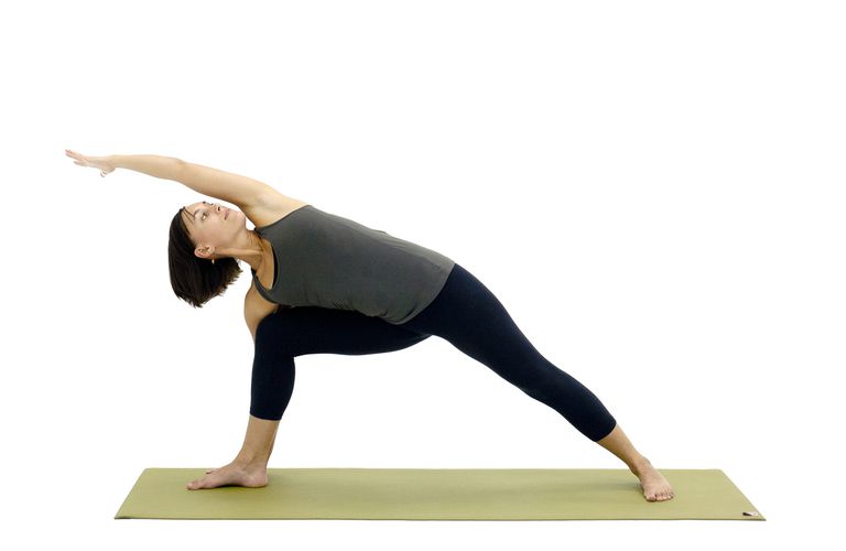 Variaciones de la postura del yoga en el ángulo lateral extendido