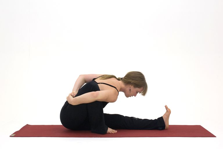 Cómo hacer Marichyasana A Yoga Pose