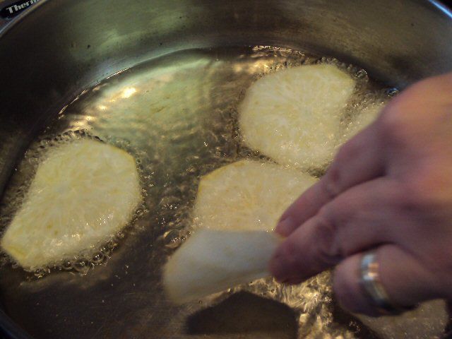 Cómo preparar chips crujientes de apio y azúcar en polvo