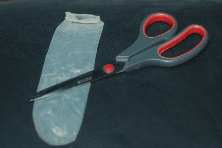 Cómo hacer una presa dental con un condón - En imágenes