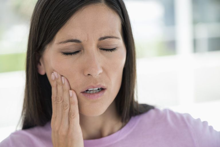 Cómo aliviar el dolor de un diente roto o agrietado