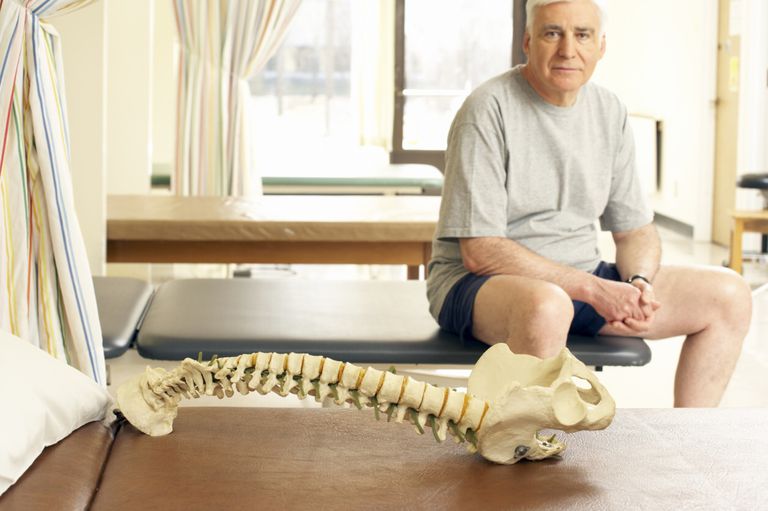 La terapia física para la estenosis espinal produce los mismos resultados que la cirugía