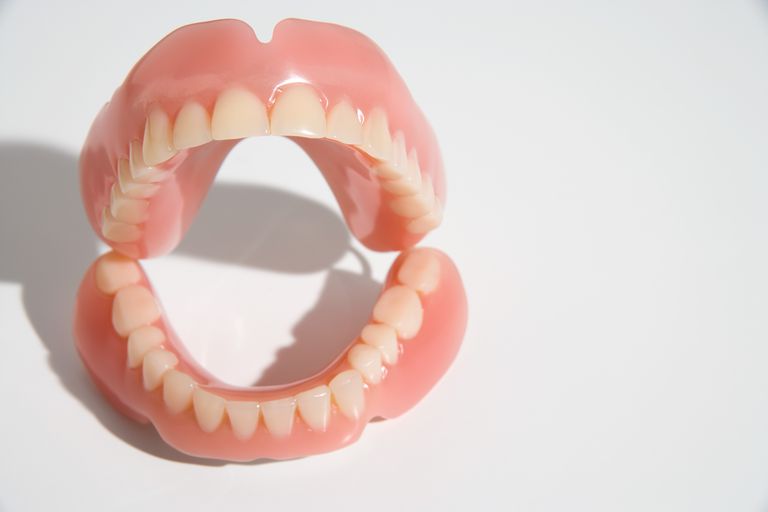 Reemplazo de dientes faltantes con dentaduras