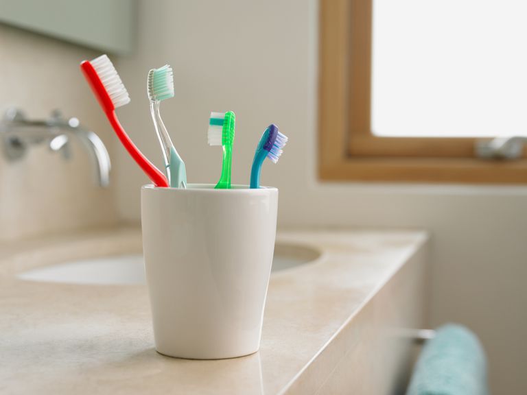 ¿Debo reemplazar mi cepillo de dientes después de haber estado enfermo?