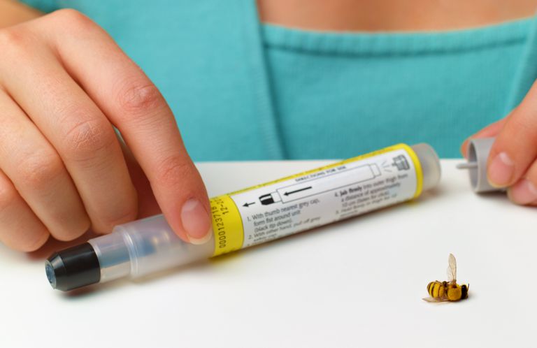 ¿Debería usar un EpiPen vencido?