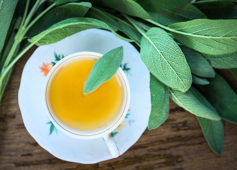 Los beneficios sorprendentes y los efectos secundarios del té de salvia