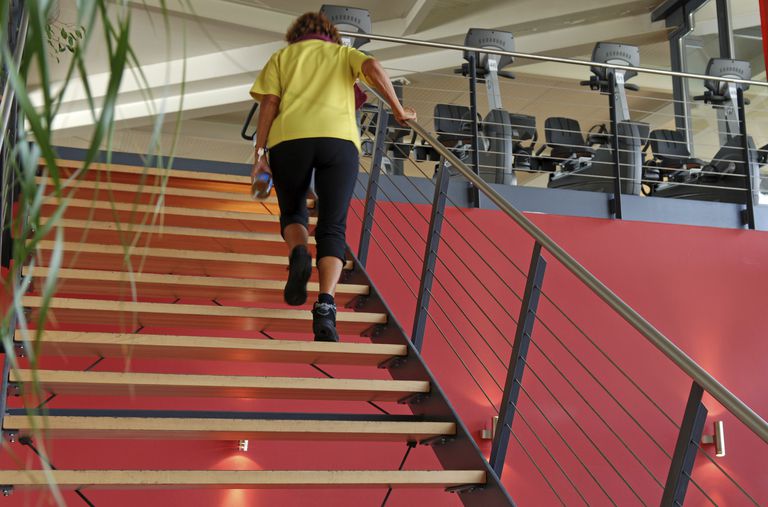 Tomando las escaleras para quemar calorías y mejorar tu salud