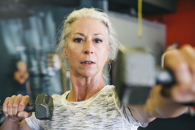 Entrenamiento de fuerza corporal total para personas mayores
