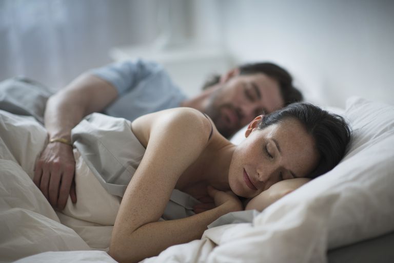 Usar una almohada de cuña para dormir ayuda a roncar, apnea del sueño y acidez estomacal