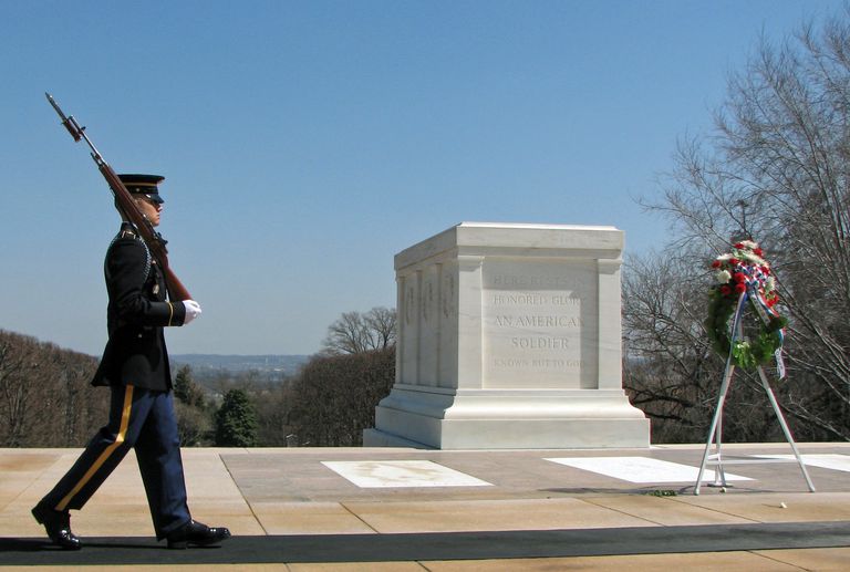 Beneficios de muerte, entierro y conmemorativos VA para veteranos de EE. UU.