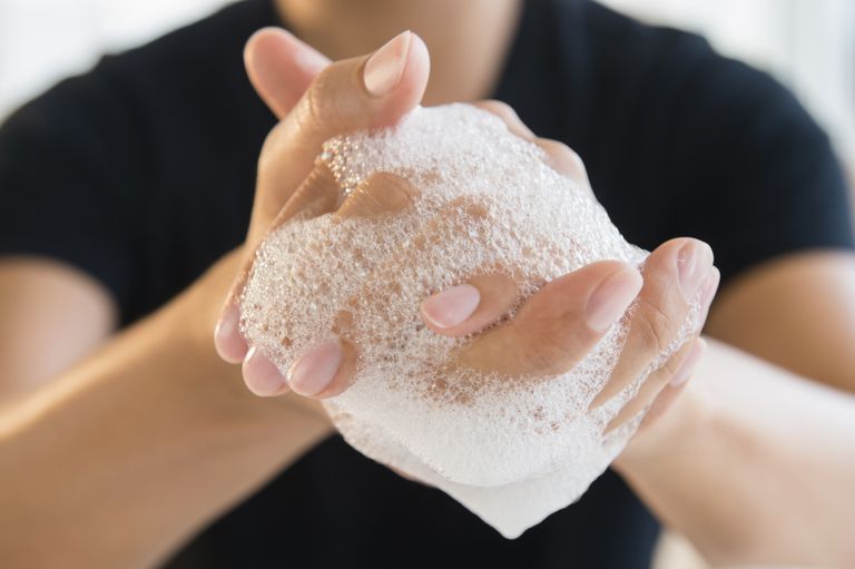 Lavarse la cara con jabón antibacterial para manos para el acné