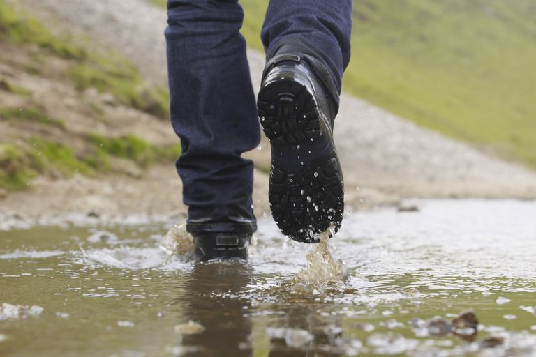 Zapatos impermeables para caminar bajo la lluvia