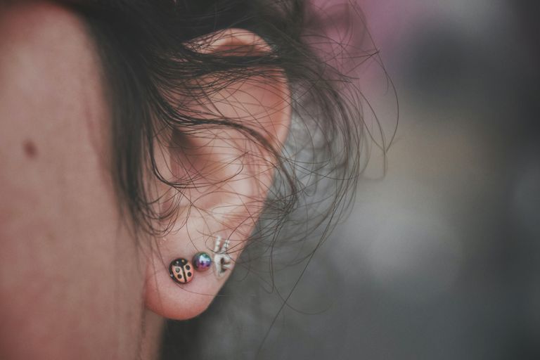 ¿Cuáles son los riesgos de tener las orejas perforadas?
