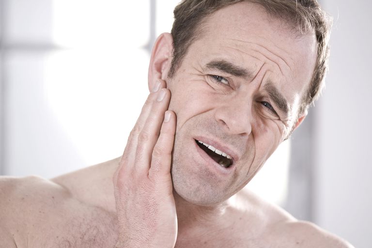 ¿Qué causa el dolor de mandíbula?