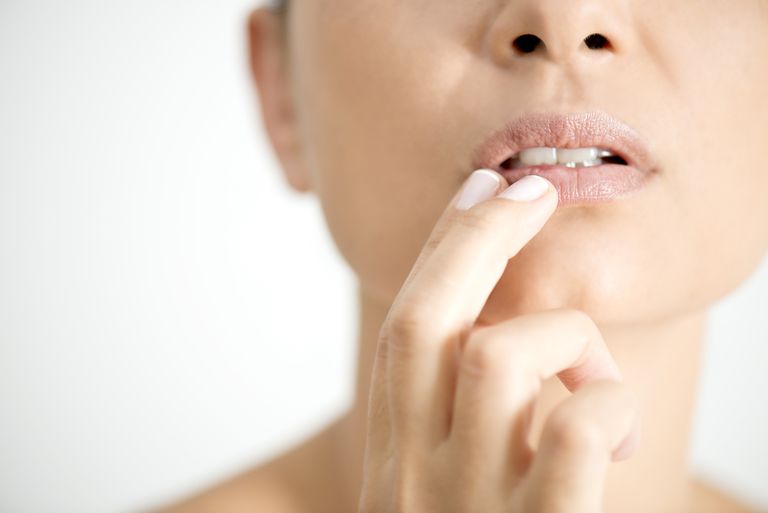 ¿Qué causa los labios hinchados?