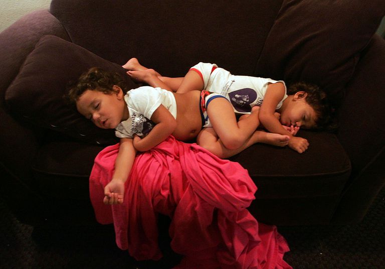 ¿Qué factores causan la apnea del sueño en los niños?