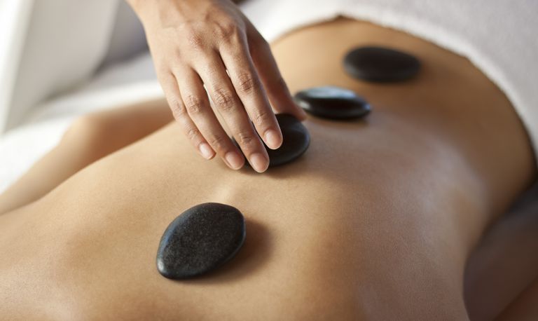 ¿Qué es un masaje con piedras calientes?