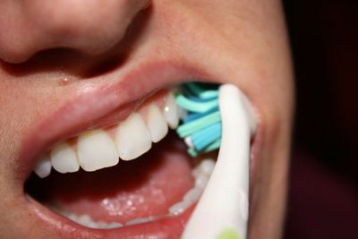 ¿Cuál es la forma correcta de cepillarse los dientes?