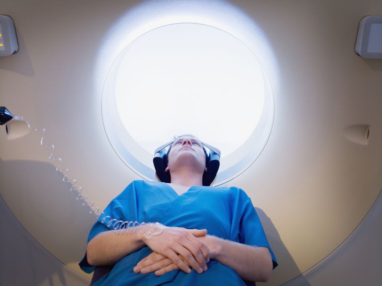 Qué esperar durante una exploración por MRI para la esclerosis múltiple