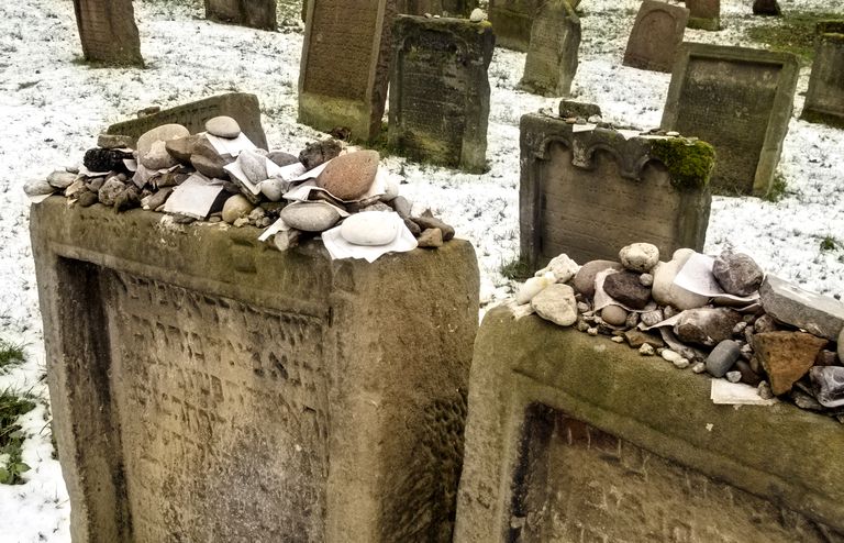 Por qué los dolientes colocan piedras en tumbas judías Con Problemas de fin de vida
