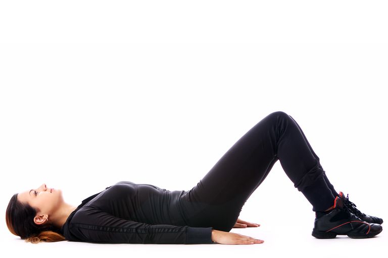 Postura de puente con soporte de yoga para el dolor de espalda