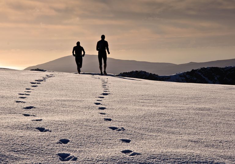 10 Maneras de mantener sus pies calientes en una caminata de clima frío