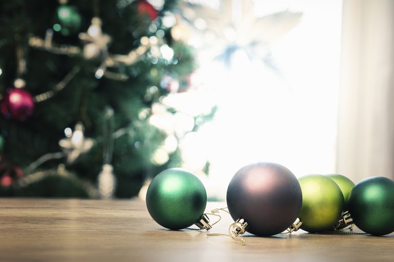 11 Maneras de sobrellevar el árbol de Navidad o las alergias de pino para las fiestas