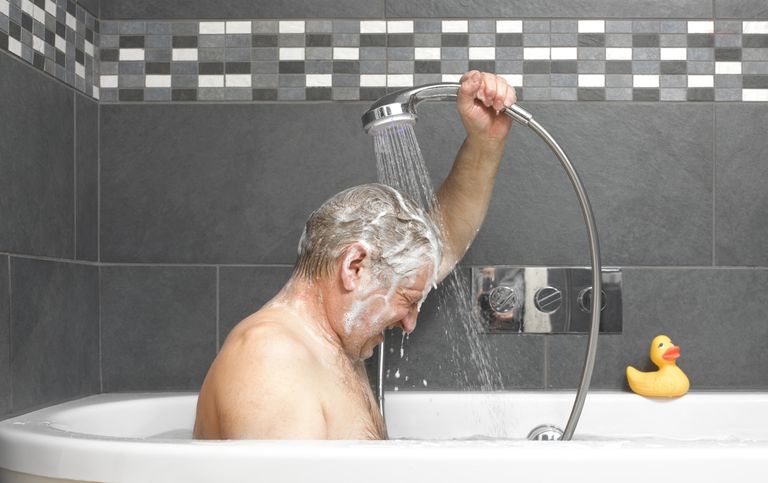 19 Consejos para ayudar a alguien con demencia a ducharse o bañarse