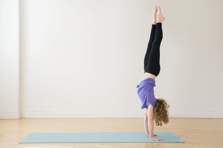 Las 5 posturas de yoga más riesgosas para principiantes