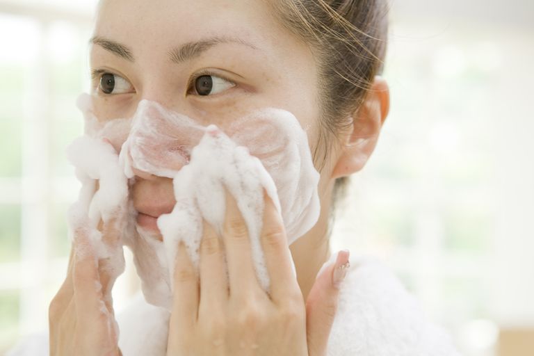 6 Mejores jabones y limpiadores para la piel propensa al acné