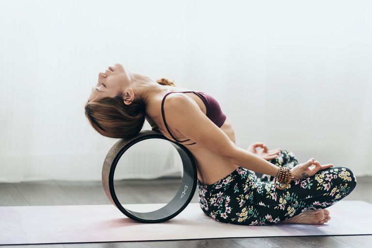 7 Formas de usar una rueda de yoga