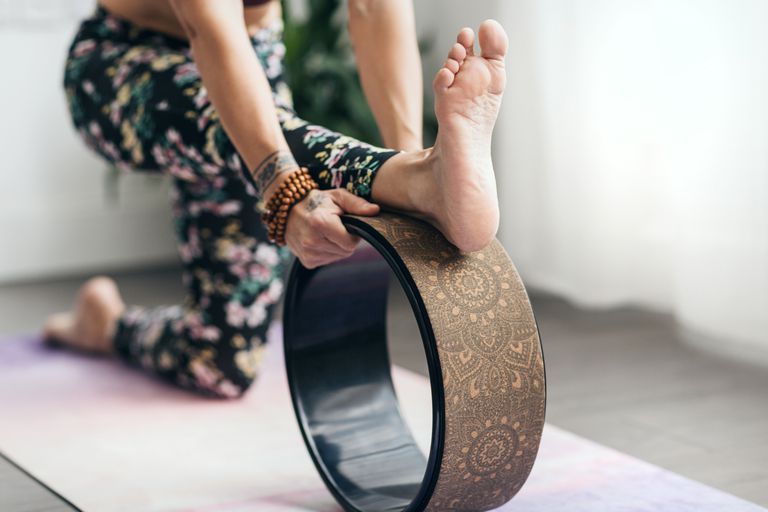 7 Formas de usar una rueda de yoga