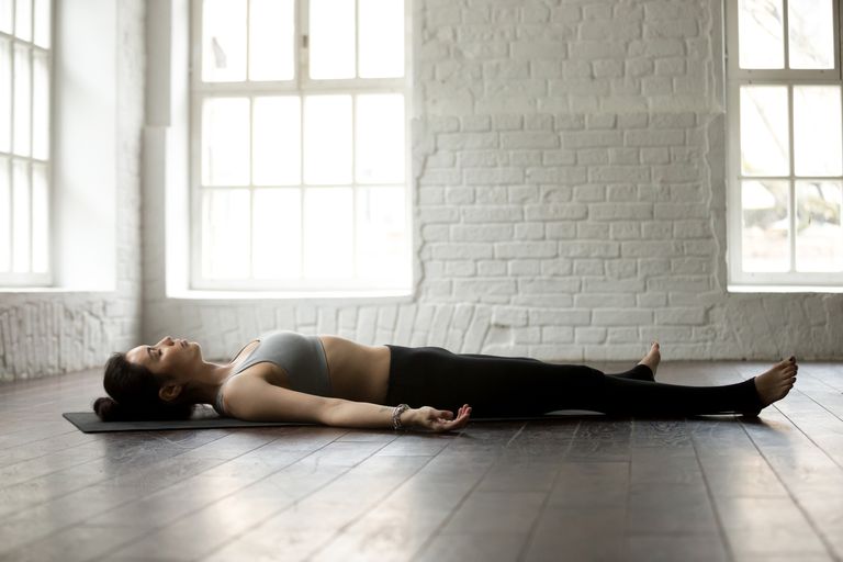 7 Posturas de yoga para su entrenamiento de Pilates