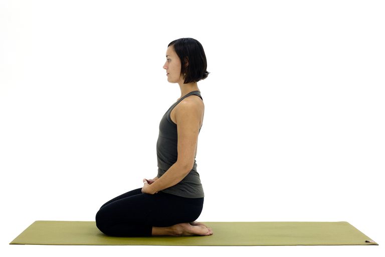Posturas de yoga sentado básico y avanzado