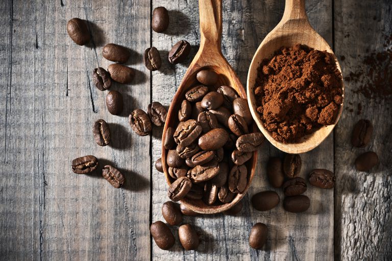 Beneficios del uso de los suelos de café para la piel y la cara