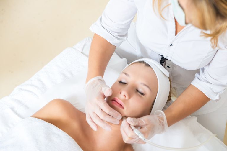 Los mejores tratamientos y procedimientos de la cicatriz del acné