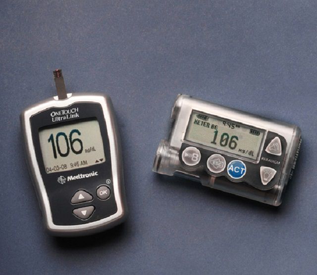 Medidores de azúcar en la sangre que se comunican con las bombas de insulina