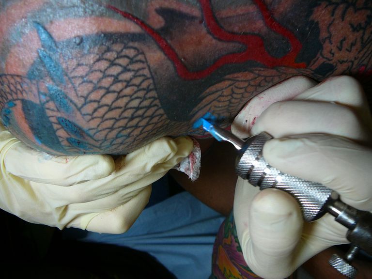 ¿Puedo contraer el VIH de un tatuaje o perforación corporal?