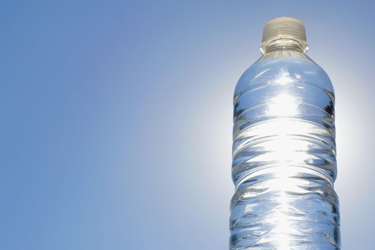 ¿Puedo reutilizar mi botella de agua embotellada?